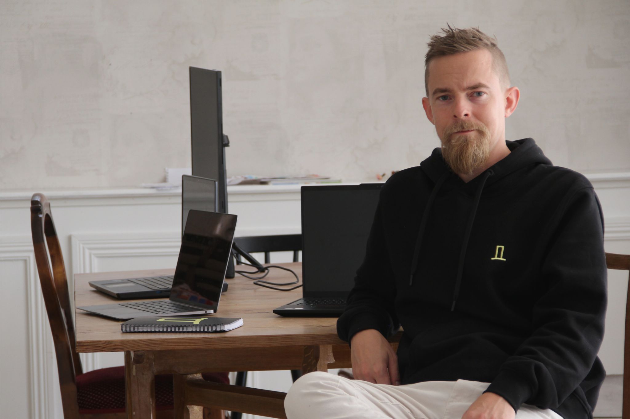 Founder of Farang, Emil Romanus, sitting at a desk in the office.