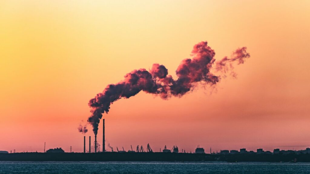 An industrial chimney emitting pollution which represents the technology UniSieve develops to separate harmful compounds from using separation techniques.